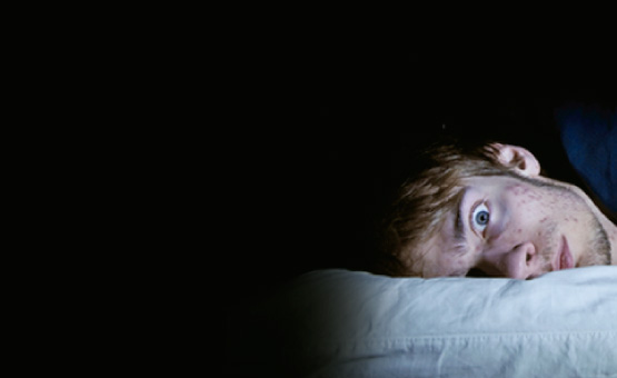¿Por qué dormir menos de lo necesario puede hacerte engordar?