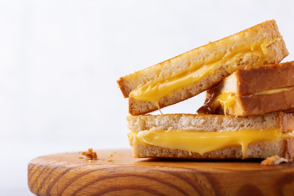 Sánduche de Queso: ¿Con Mayonesa o Mantequilla?